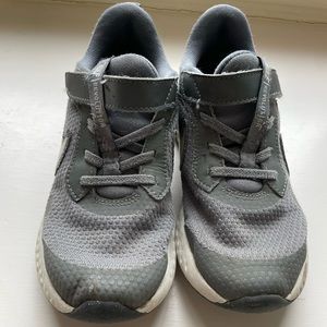 Boys Nike Revolution 2Y